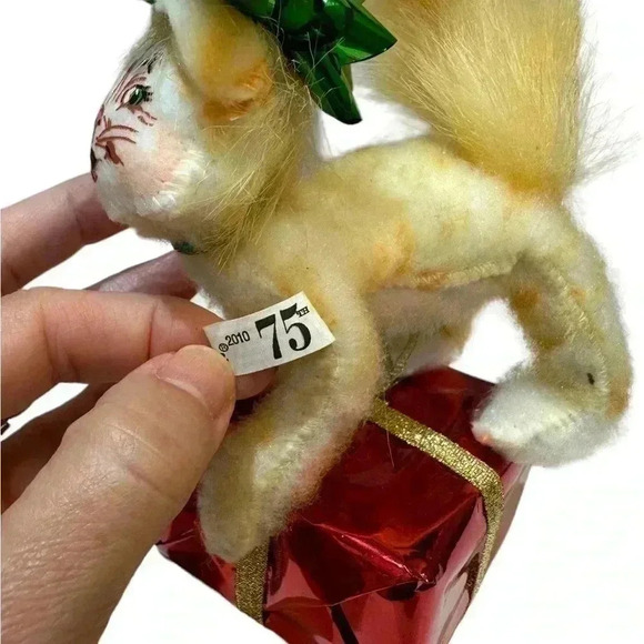 Annalee Fluffy cat on Red Christmas Present 2010 - Picture 5 of 6